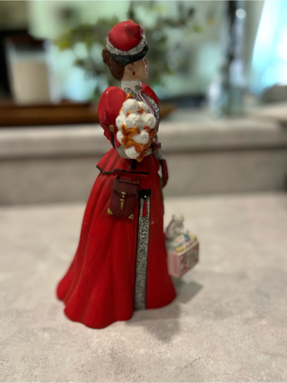 1997 Avon Mrs Albee Award Figurine Victorian Lady w Poodle Rare - Picture 6 of 8